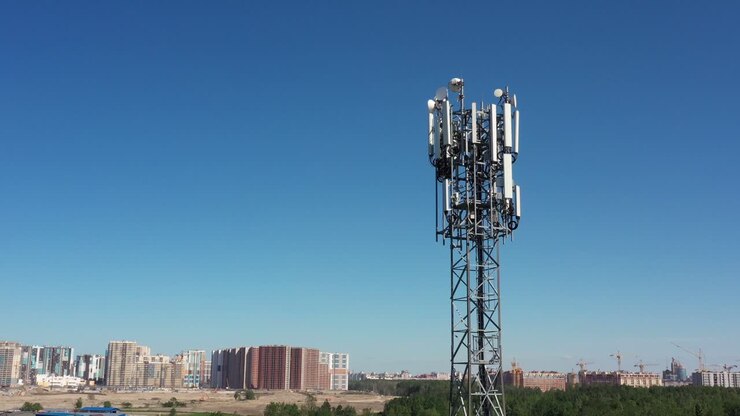 torre de gsm celular con transmisor 3g, 5g. antena de comunicación. tecnología futura. vista aérea desde un avión no tripulado