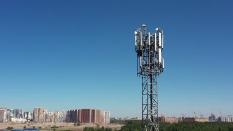 Mobilfunk-GSM-Turm-Mit-3G--Und-5G-Sender.-Kommunikationsantenne.-Zukunftstechnologie.-Luftaufnahme-Von-Einer-Drohne