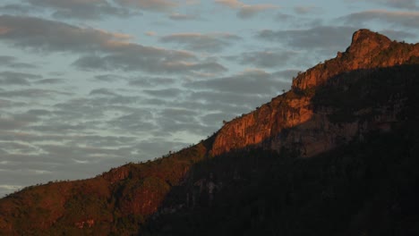 Amanecer-Brillando-En-El-Monte-Moroto-En-Uganda,-áfrica