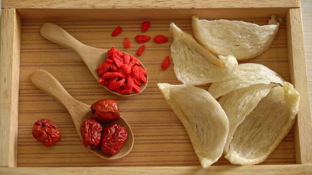 nido de pájaro comestible fresco o nido de golondrina materia prima cocina comida cara para una comida sana y saludable