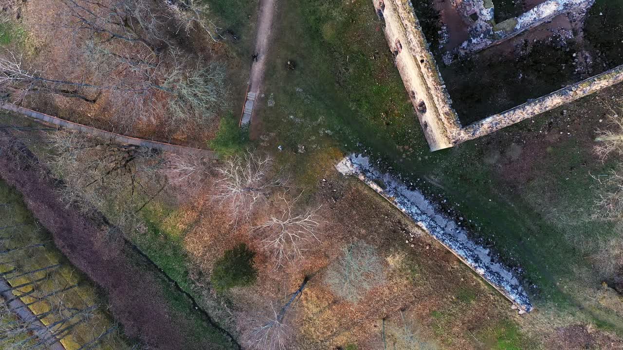 ruinas del castillo medieval mientras el dron desciende, vista de arriba hacia abajo