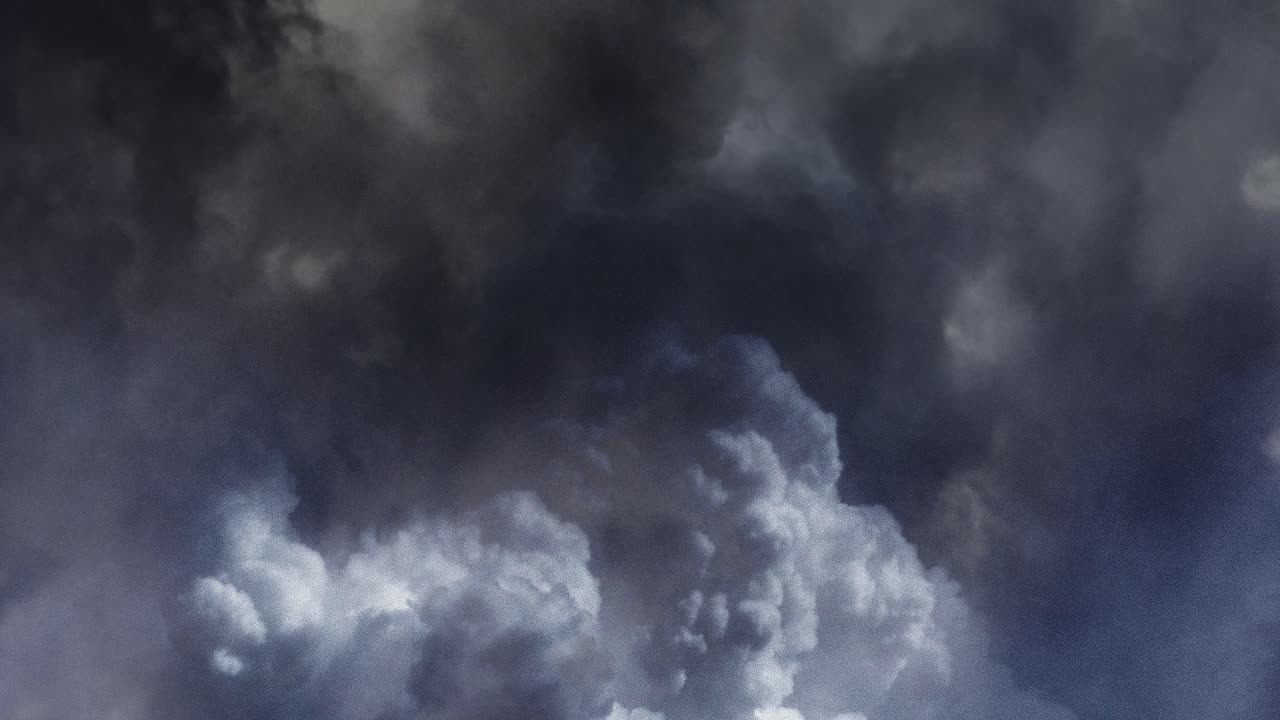 tormenta de truenos rodando en el cielo oscuro