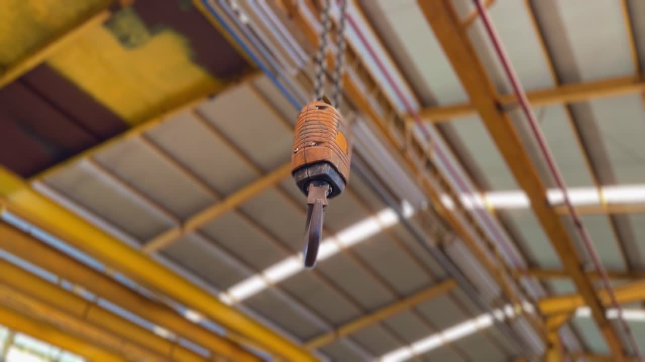 viejo gancho de grúa de metal disparado