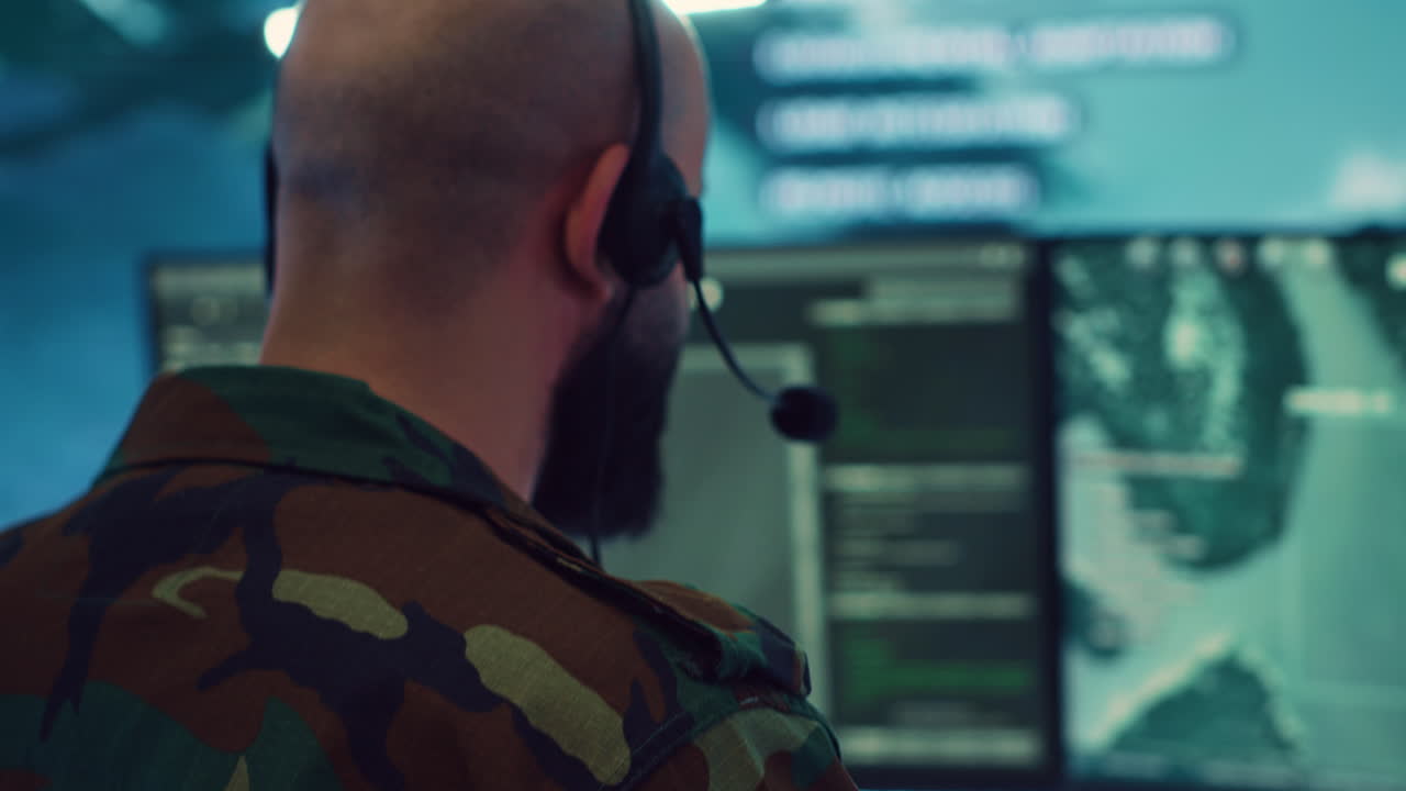 operador militar transmitiendo coordenadas gps de barcos hostiles a la guardia nacional