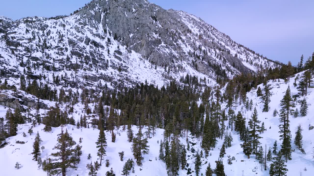 데솔레이션 야생의 공중 풍경 제이크의 피크 겨울 산과 야생