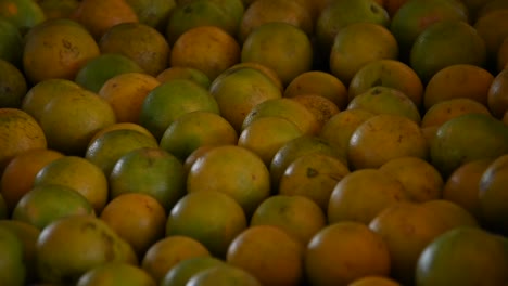 naranjas bailando en la cinta transportadora