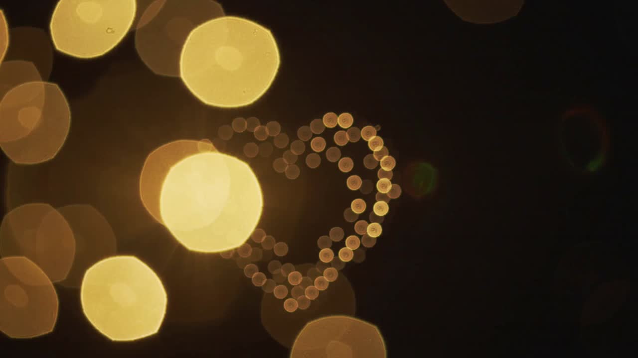 Formazione di un gruppo di luci a forma di cuore che cambia con lo spostamento della messa a fuoco di notte, bagliore a sinistra, spazio libero