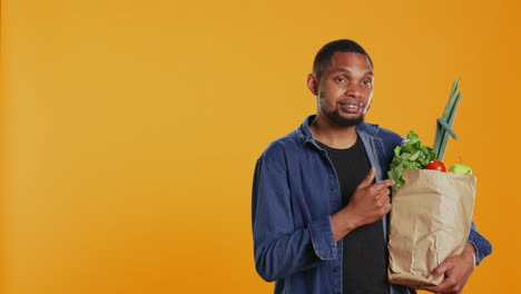 persona afroamericana señalando frutas y verduras de origen ético