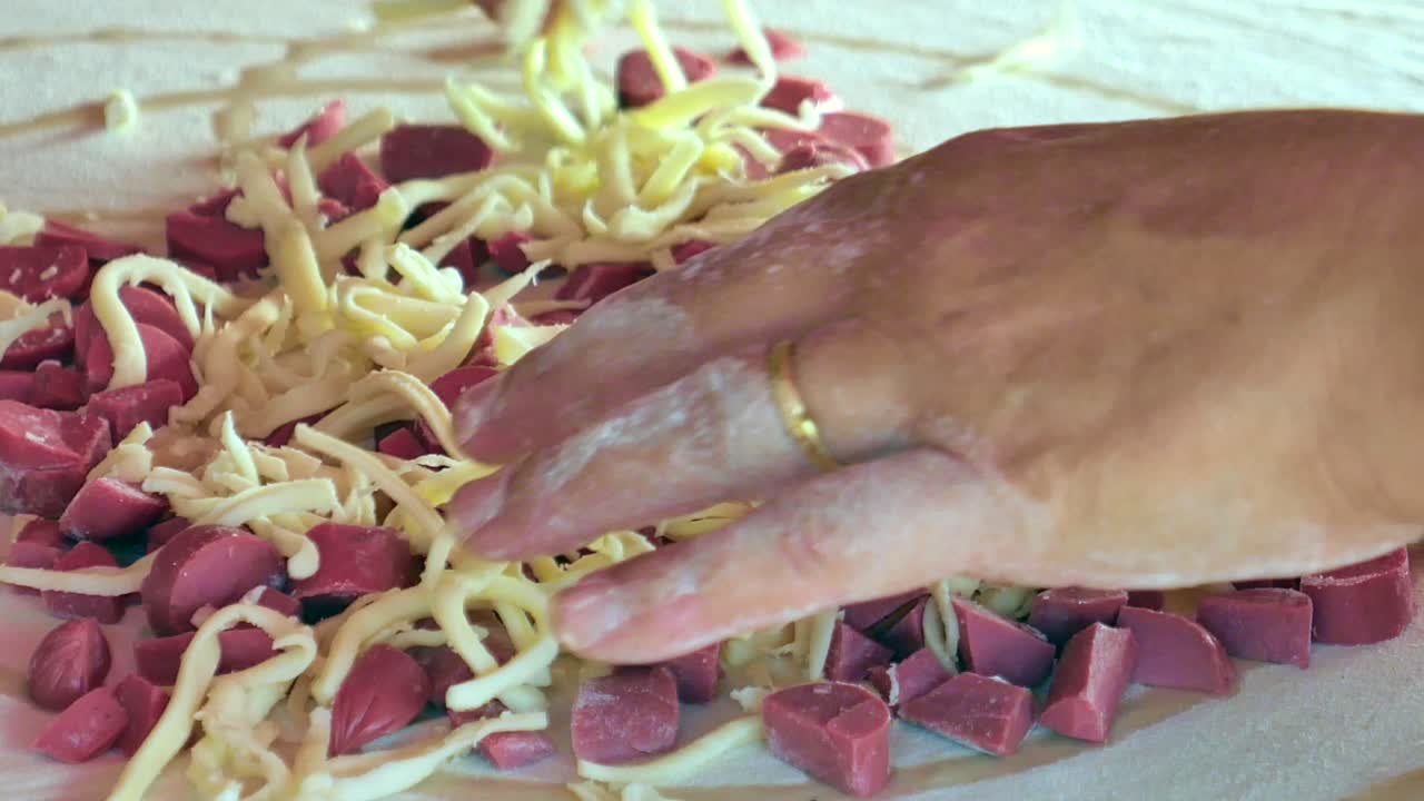 preparando un pastel relleno con queso y carne