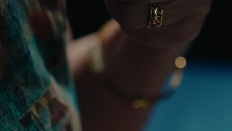 mujer anciana sosteniendo el collar de jesucristo crucificado en su mano pidiendo milagro, luz cinematográfica dramática, fe concepto religioso cristianismo