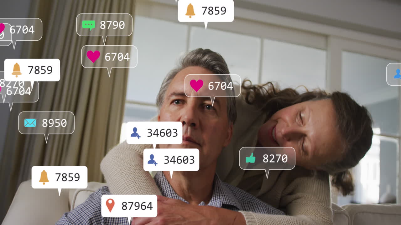 animación de iconos y números de las redes sociales sobre una pareja caucásica anciana en casa