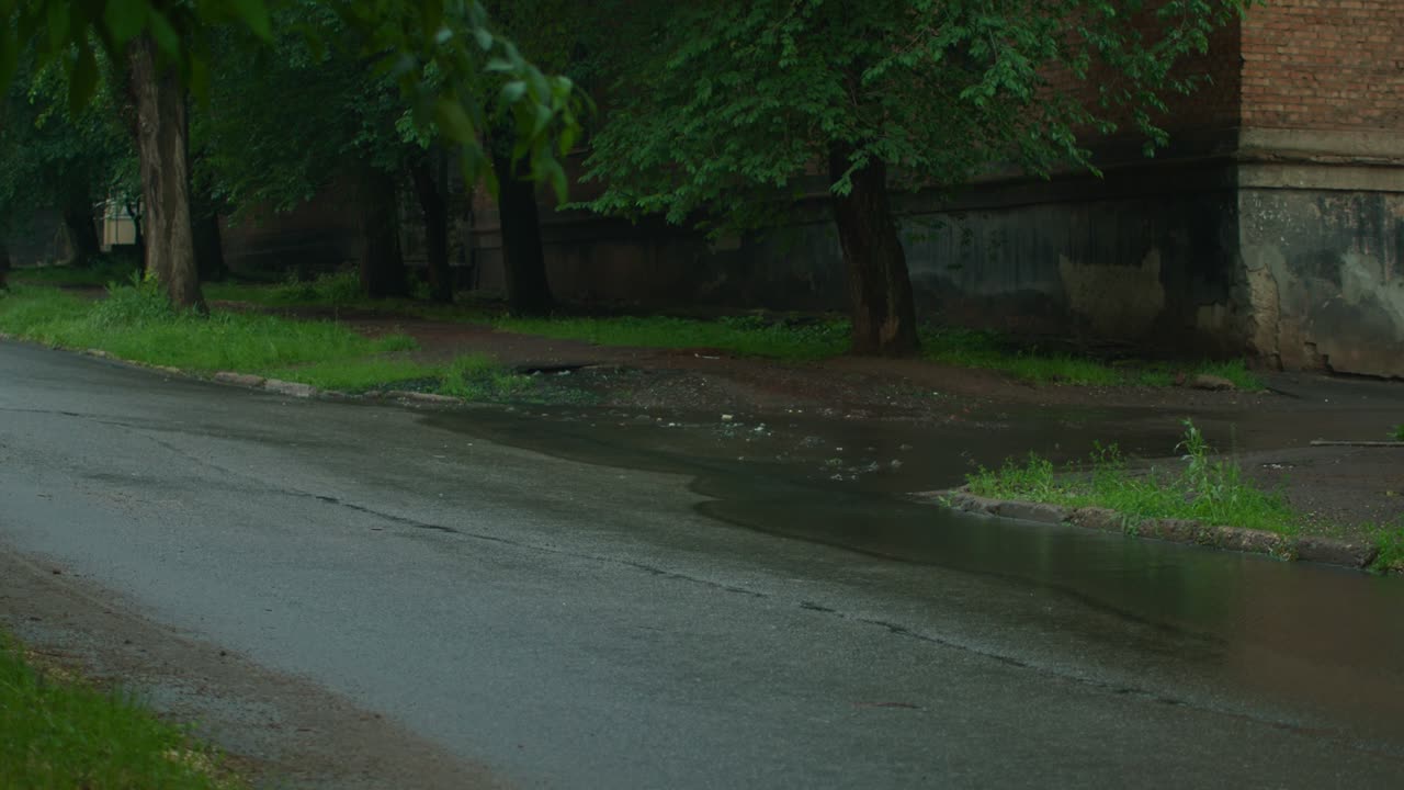 우물에서 물이 흘러나오는 것 - 물 공급 시스템의 돌파구 - 하수 - prores 422, bmpcc4k