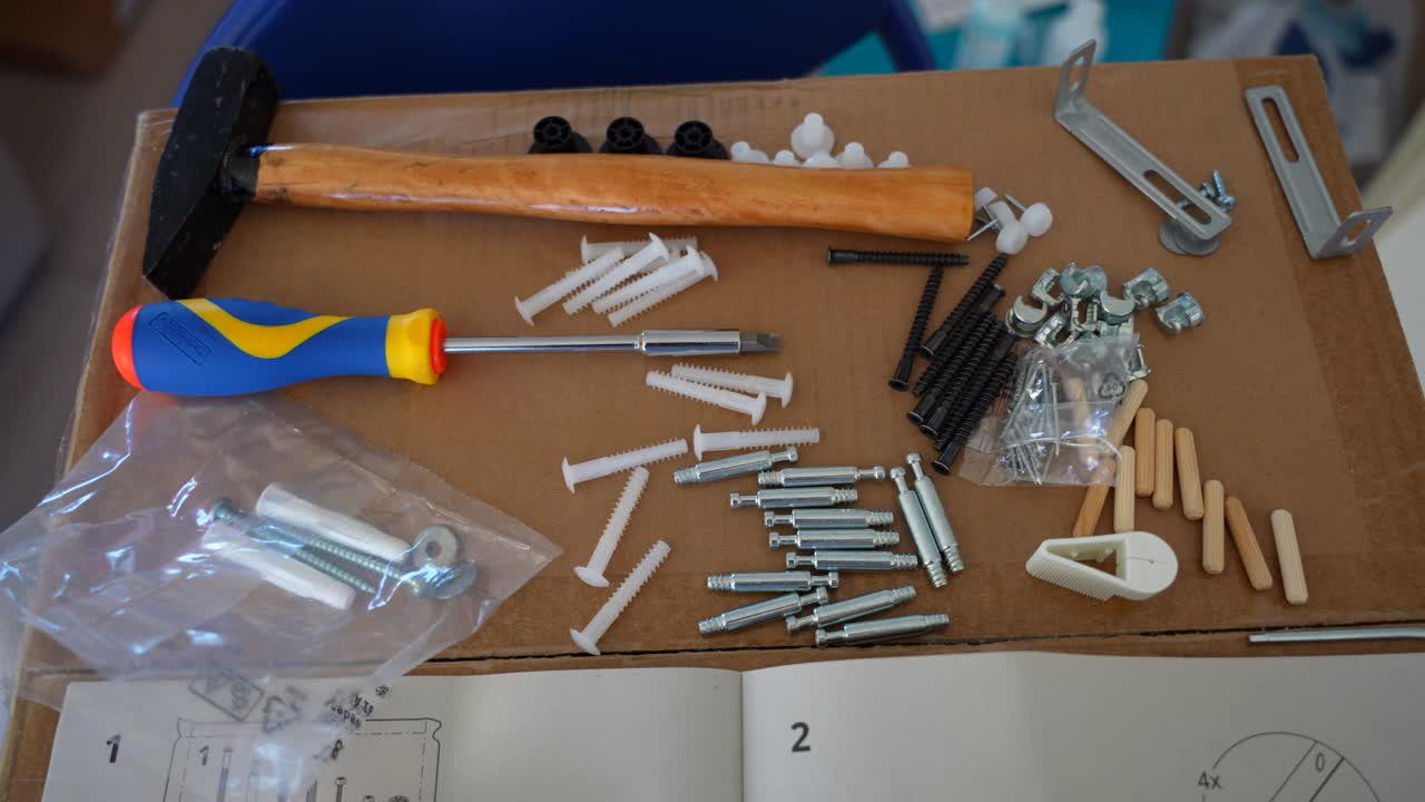 primer plano de herramientas e instrucciones para montar muebles, concepto de movimiento