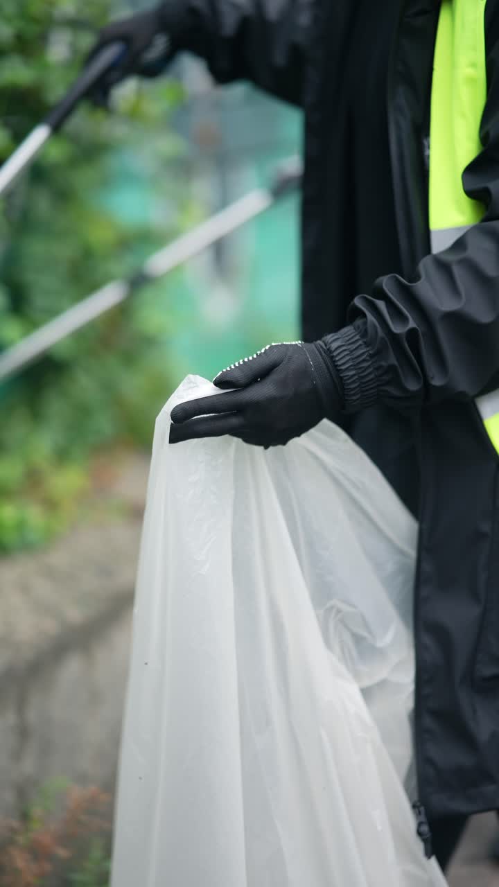 거리 청소 직원 들 이 활동 하고 있다