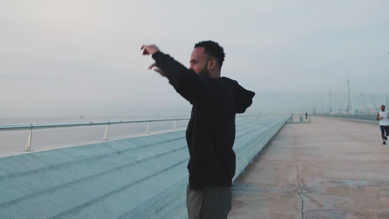 Homem se exercitando ao ar livre perto do oceano