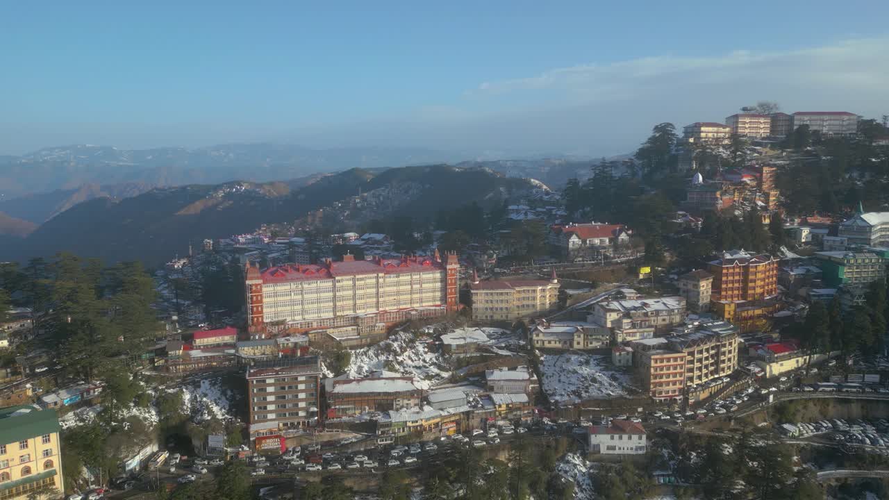 Widok z lotu ptaka na miasto Shimla i stację kolejową