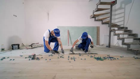 instalación de azulejos de cerámica para el suelo - medición y corte de las piezas. construcción, renovación, reparación de apartamentos. cortes de baldosas. corte de baldosas