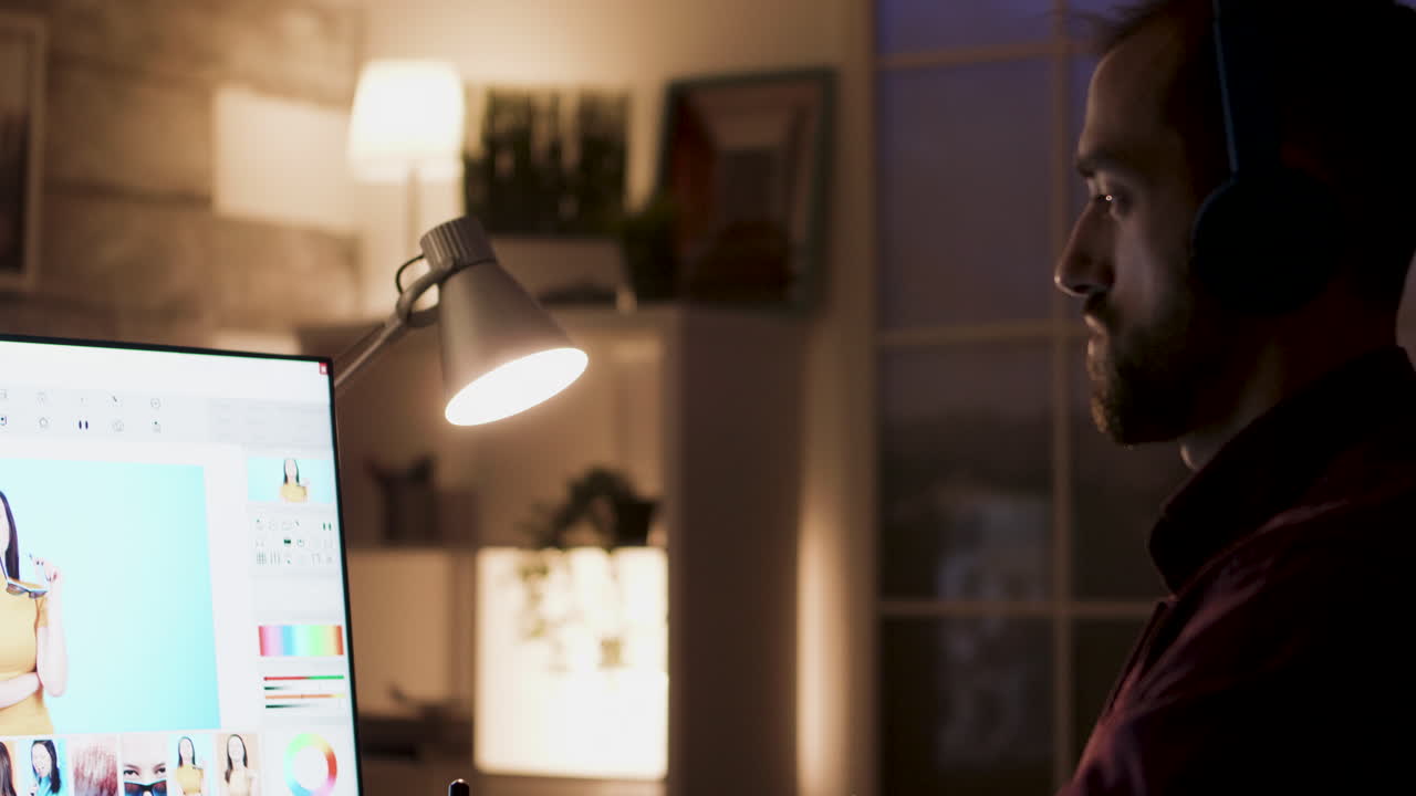 hombre trabajando en la computadora en casa por la noche