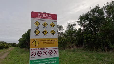 señal de advertencia en el sendero de senderismo de las rocas de boags