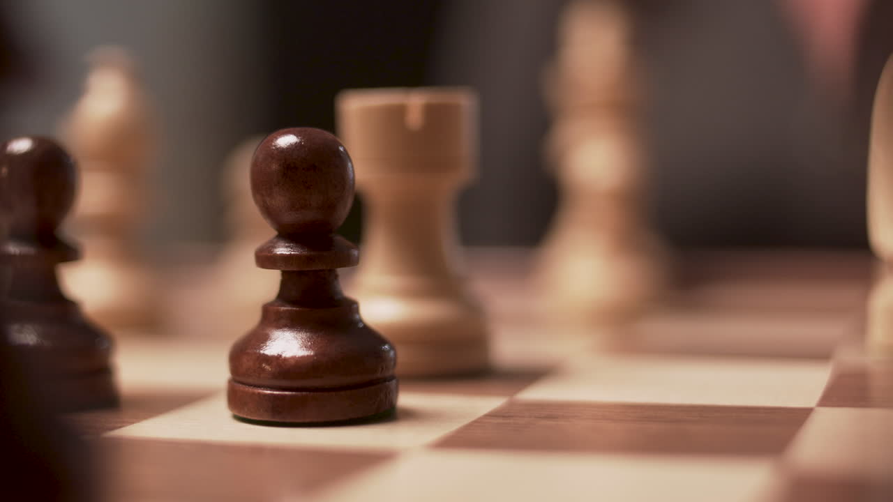 detalle de las piezas del tablero de ajedrez durante un juego