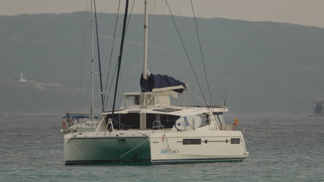 Boote-In-Der-Nähe-Des-Strandes-Simos-In-Elafonisos,-Griechenland