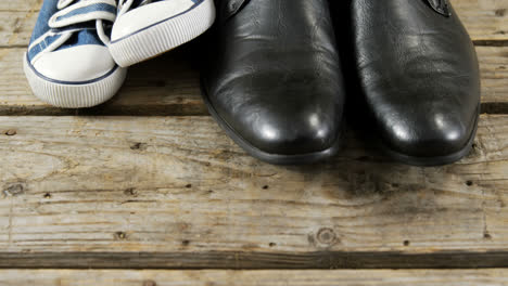 Pairs-of-new-shoes-on-wooden-plank