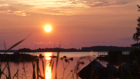 Seeufer-Und-Silhouettierte-Landschaft-Bei-Rosa-Sonnenuntergang