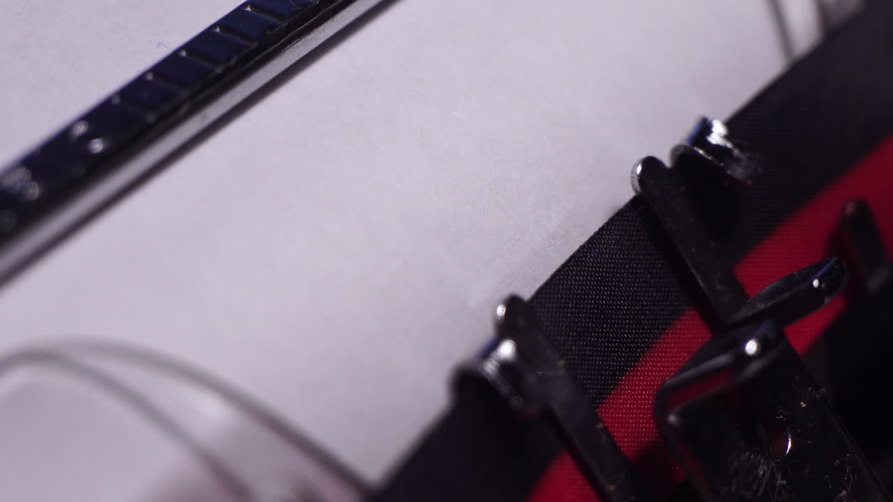 1935 год, печатаю на пустой белой бумаге на старинной пишущей машине, макро крупный план