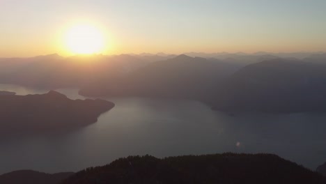 驚人的日落空中無人機在迪克斯山的岩石風景與樹木和霍威聲音海峡在太平洋山脈加拿大bc 4k