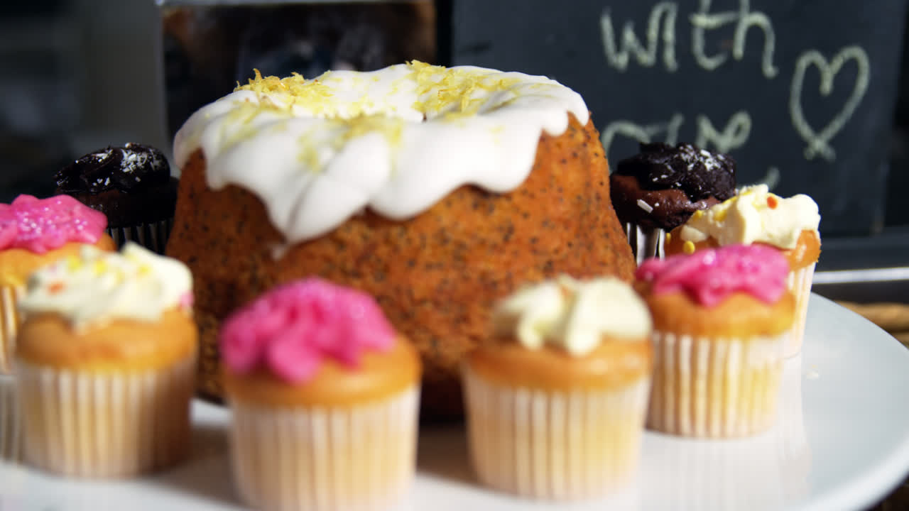con deliciosos postres en la bandeja en el mostrador