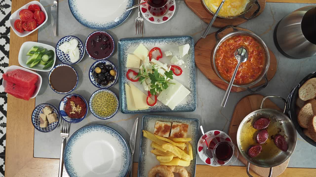 desayuno turco con queso, huevos, aceitunas y sandía