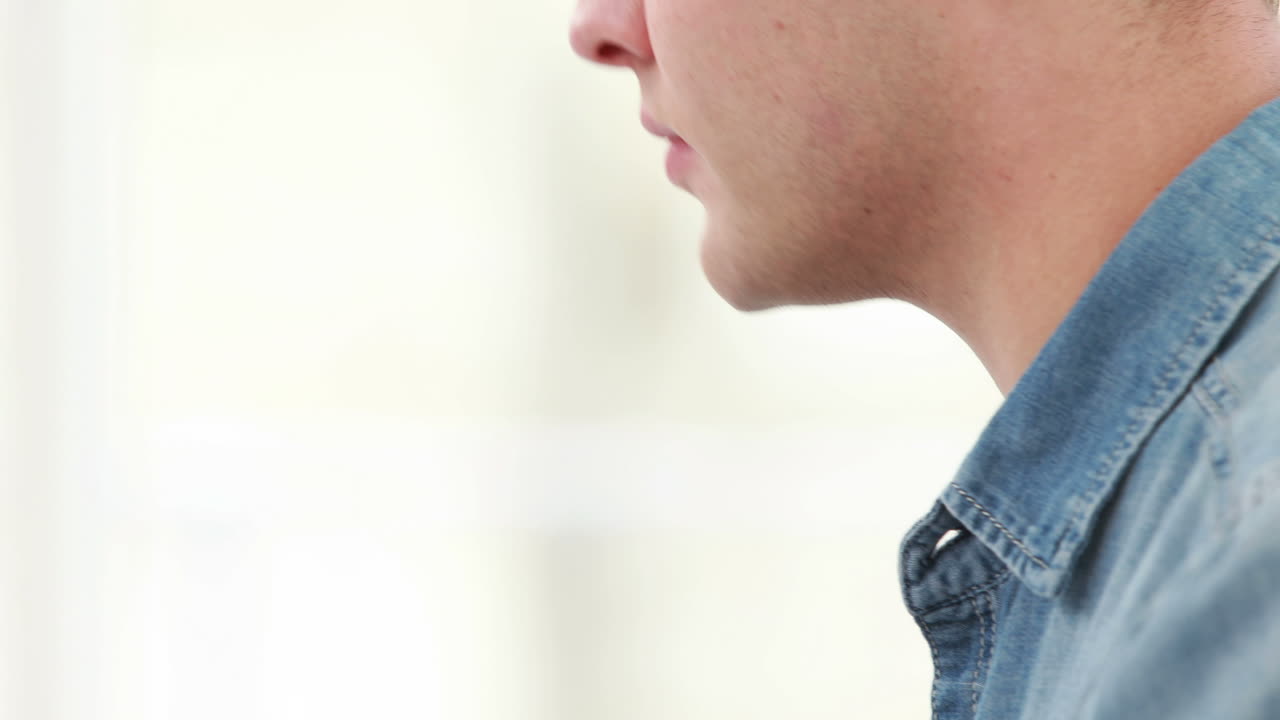 hipster sonriente usando su computadora