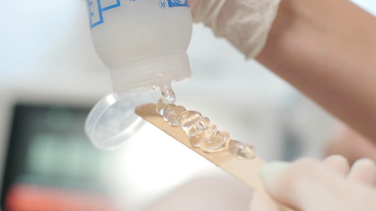 레이저 제거 - 헤어 제거 절차. 다이오드 레이저 제거의 플래시, 미용사는 아름다운 여성 다리에 머리카락을 제거합니다, 부드러운 피부를 위해 헤어 제거, 미용 스튜디오 또는 클리닉에서 레이저 절차, 신체 관리 헤어 제거 치료.