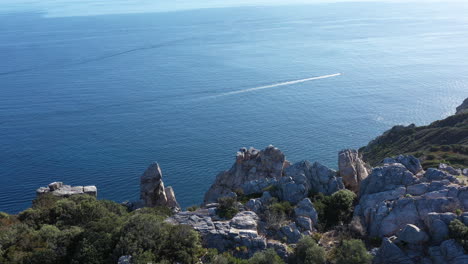 Vista-Aérea-De-Los-Acantilados-Rocosos-De-Porquerolles-Y-El-Mar-Mediterráneo-Cap-Medes-Francia