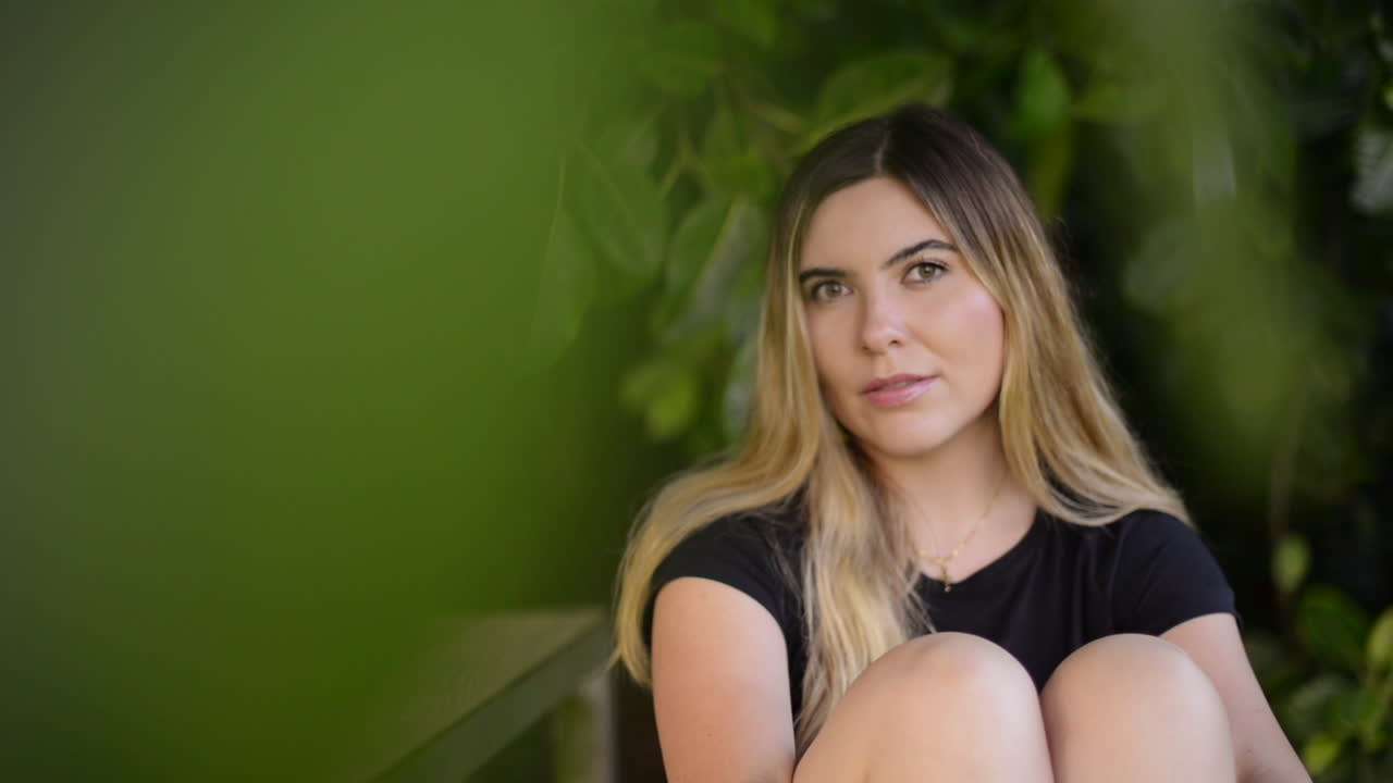 mujer hermosa mirando a la cámara con una mirada intensa