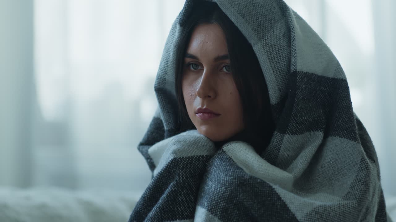 una mujer envuelta en una manta.