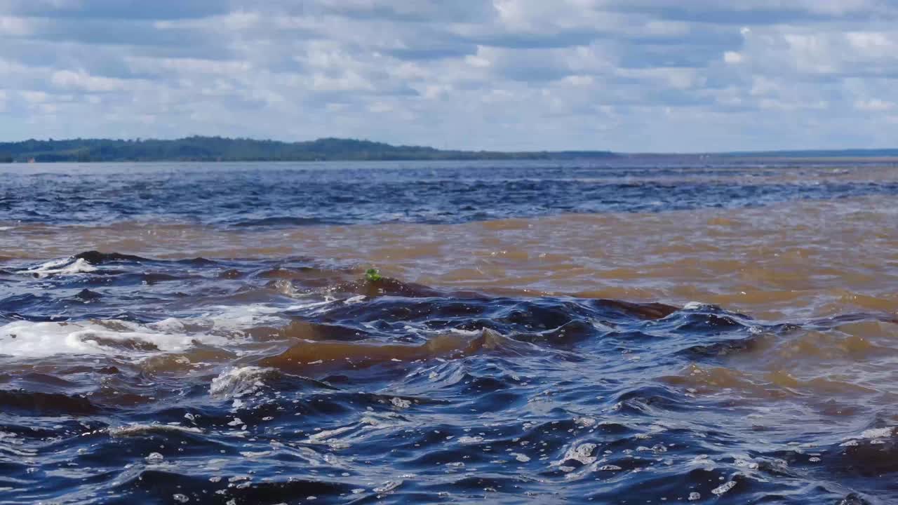 L'Incontro delle Acque è la confluenza tra il Rio Negro scuro e il Rio delle Amazzoni di colore sabbia chiaro a Manaus, Brasile.