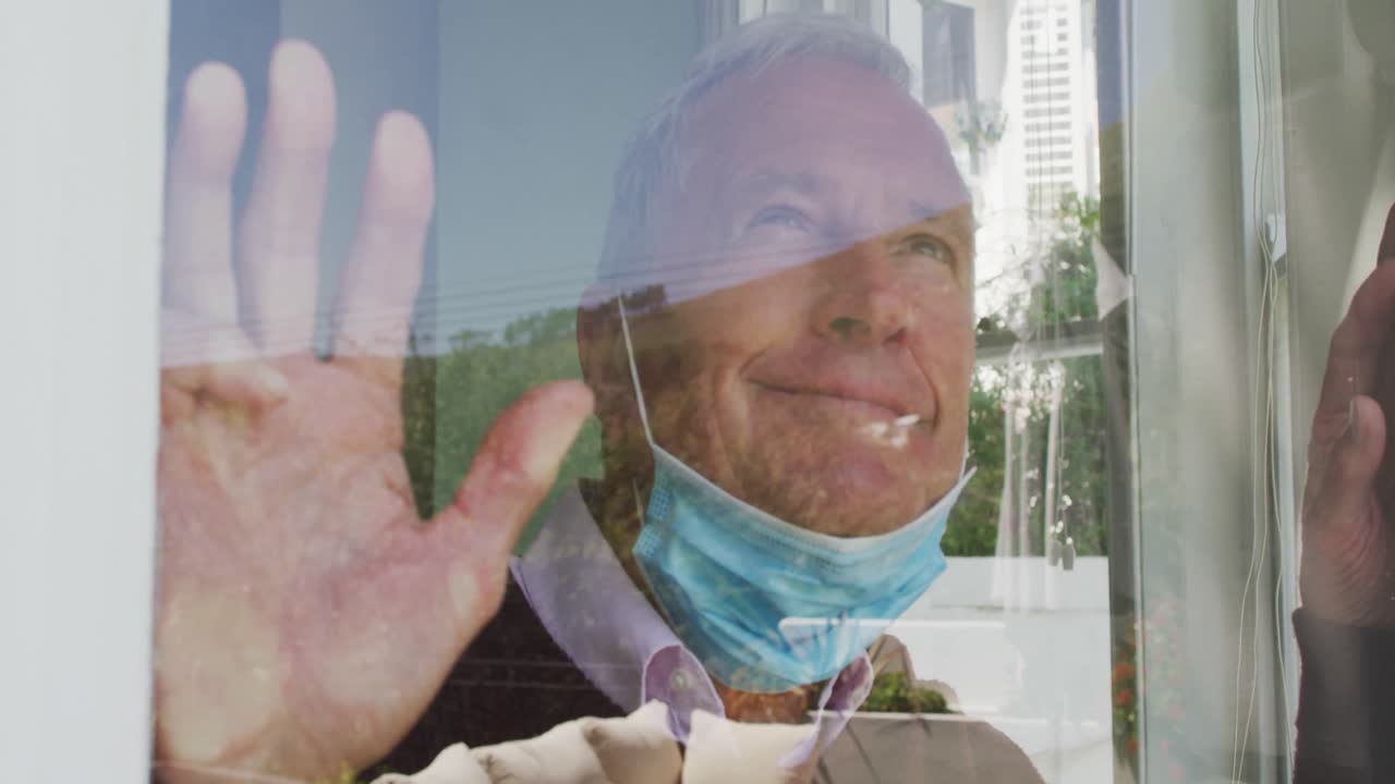 낮은 얼굴 마스크를 쓰고 있는 고위 백인 남자의 초상화