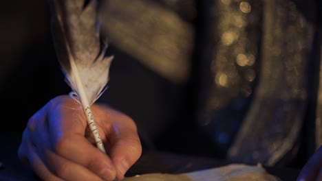 pluma de águila. escribiendo en la antigüedad.