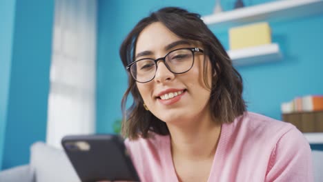 Mujer-Joven-Feliz-Mirando-El-Teléfono,-Enviando-Mensajes-De-Texto.