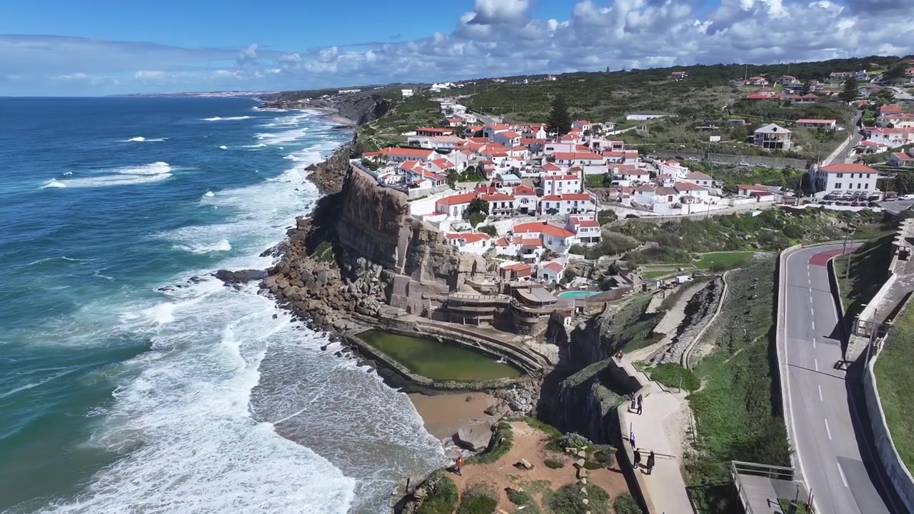 Azenhas Do Mar strand bij Sintra in het district Lissabon, Portugal. Kuststad. Waterkant landschap. Strandtafereel. Azenhas Do Mar strand bij Sintra in het district Lissabon, Portugal