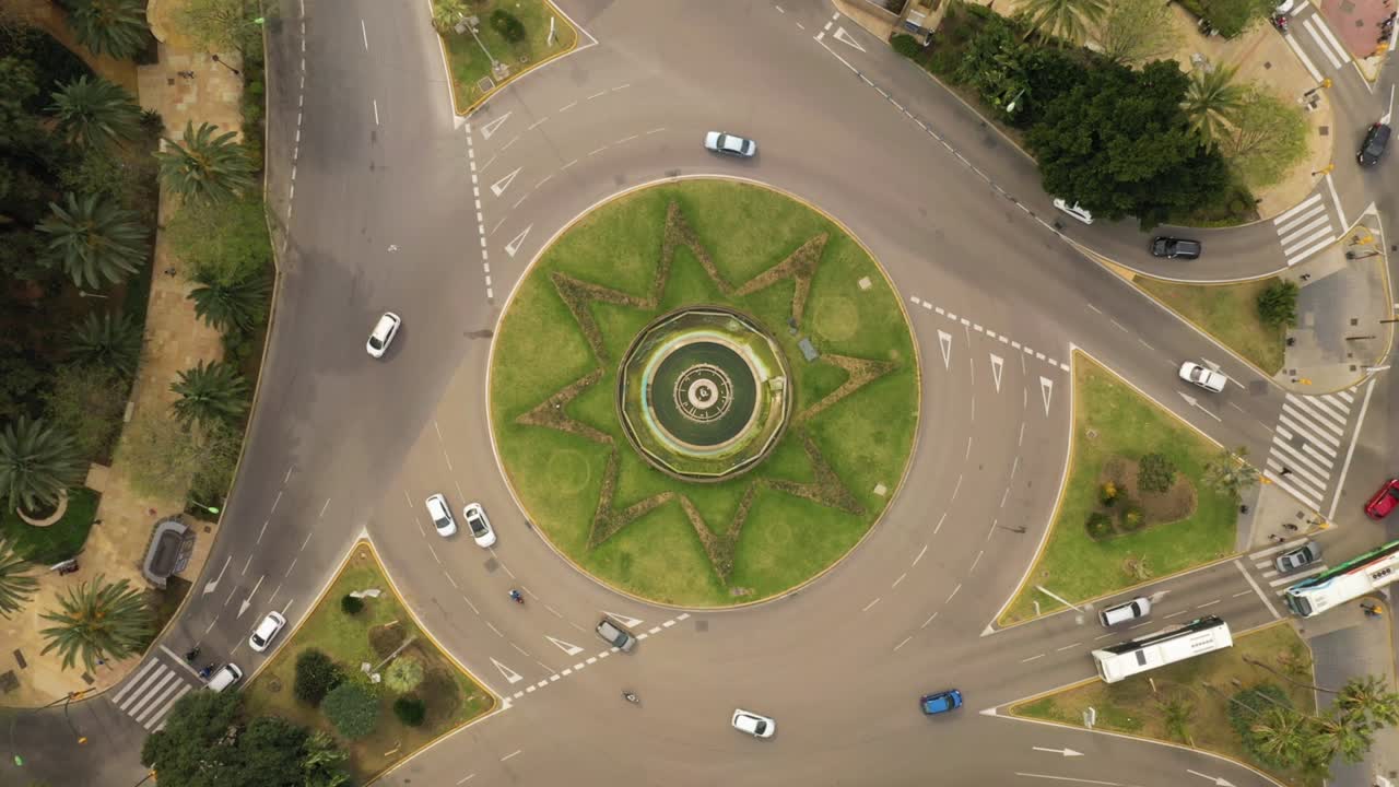 vista aérea de vehículos que conducen por una rotonda en toronto, canadá.