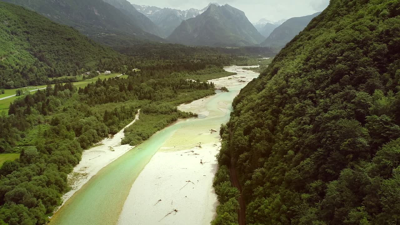 vista aérea del río soca rodeado de muchas colinas y vegetación en eslovenia.