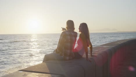 Pareja-Caucásica-Disfrutando-De-Su-Tiempo-Junto-Al-Mar