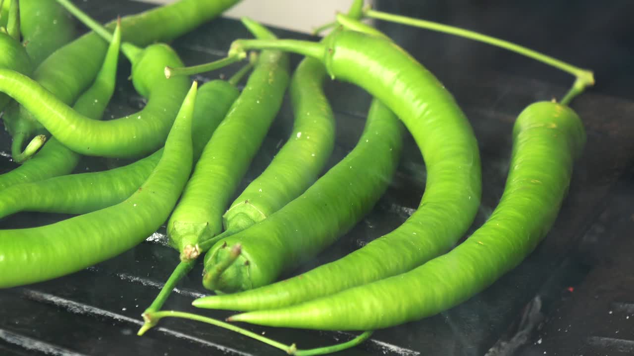 그릴 된 초록 고추