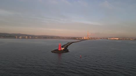 Farben-Der-Goldenen-Stunde-Am-Poolbeg-Leuchtturm-In-Dublin---Irland---4K-Kinovideo-Mit-Drohne