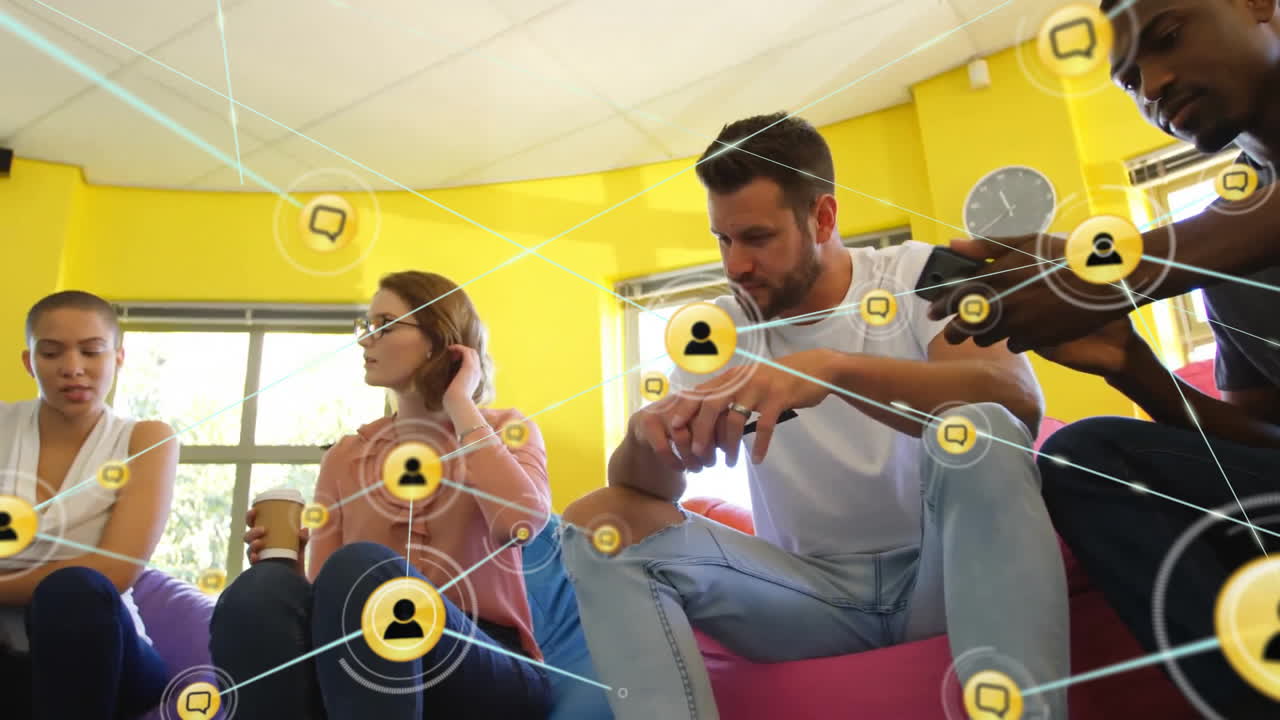 animación de la red de conexiones con iconos sobre diversas personas de negocios en la oficina