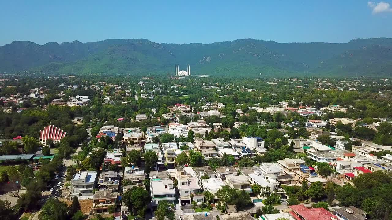 Incredibile vista aerea di Islamabad con la Moschea Faisal (Masjid) visibile e le colline Margalla, Capitale del Pakistan