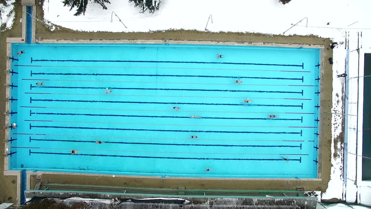 수영장에서 수영을 연습하는 수영 선수. 공중 촬영