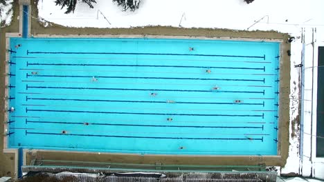 nadadores practican en la piscina de invierno. fotografía aérea